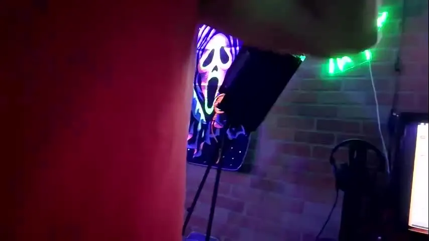 chronicvibez — Chronicvibez's room - Super Risky (shes upstairs) eeeek