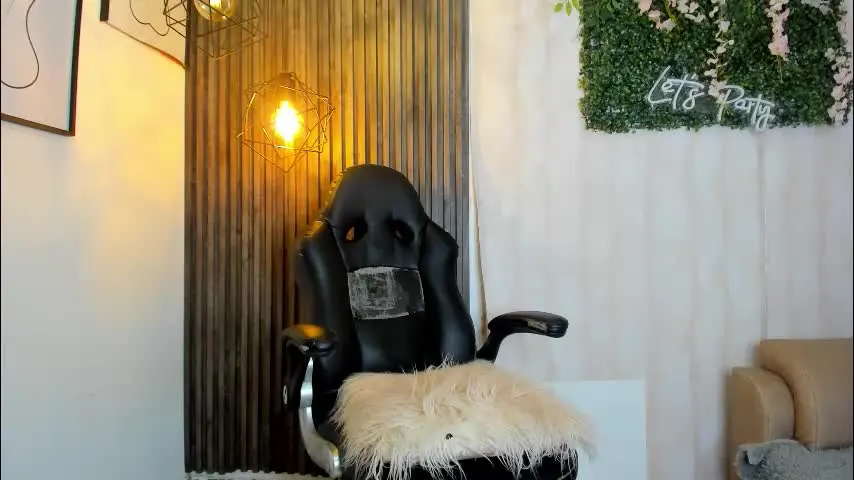 foxxy_rouse1 — Foxxy_rouse1's room hello i'm new #trans #latina #hornyteen