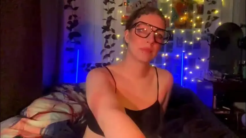 moonvampiq — Goal: I'll show you my paws #footjob